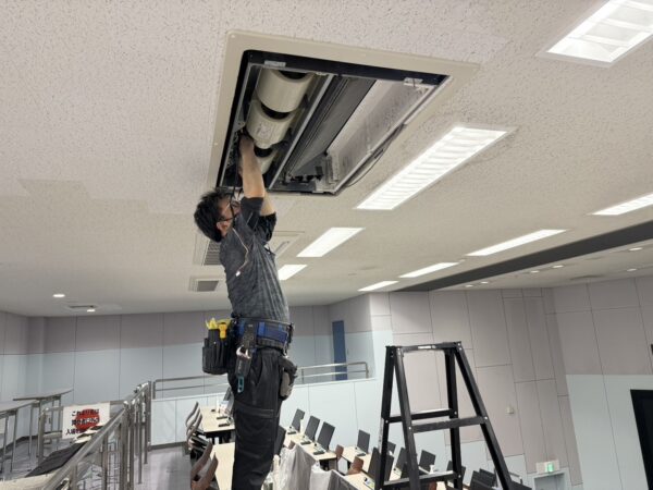 【エアコン清掃】熊本市のスポーツショップにて