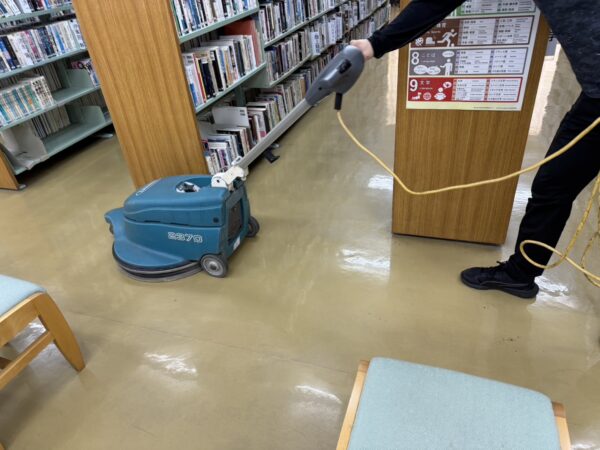 【床清掃】熊本市の図書館にて